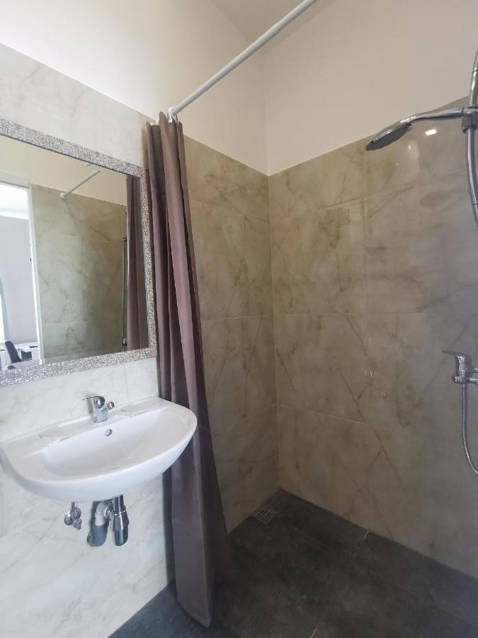 Central Hotel With Free Parking Riga Bagian luar foto